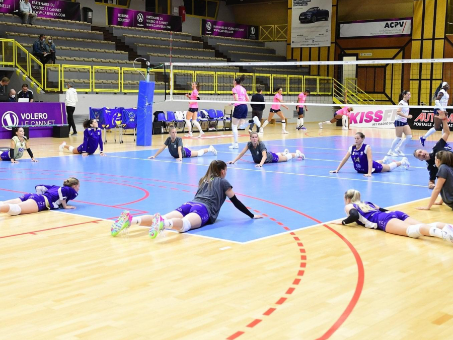 Atleti di pallavolo durante una fase di attivazione pre allenamento