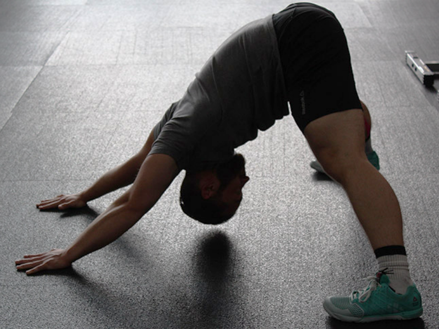 Atleta che esegue esercizi di stretching per migliorare mobilità e flessibilità