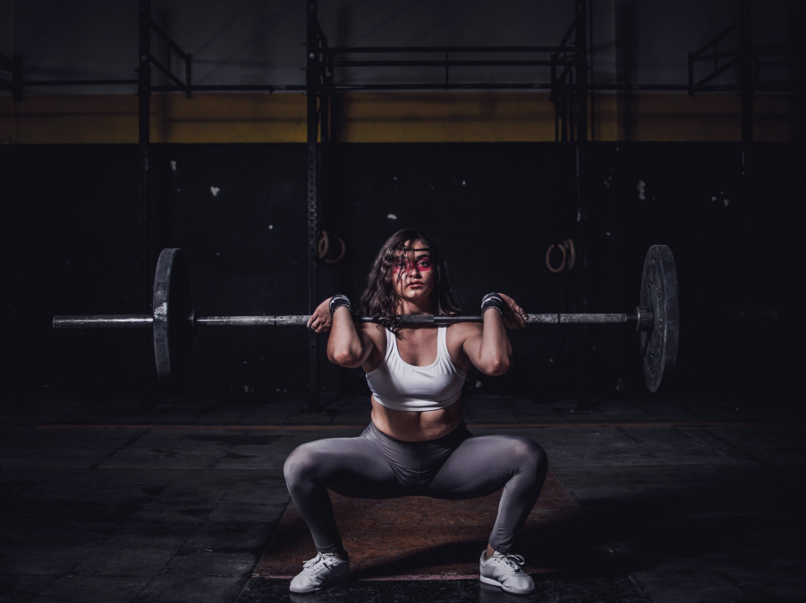 Atleta durante uno squat che evidenzia il ruolo delle articolazioni nel movimento e nella stabilità.